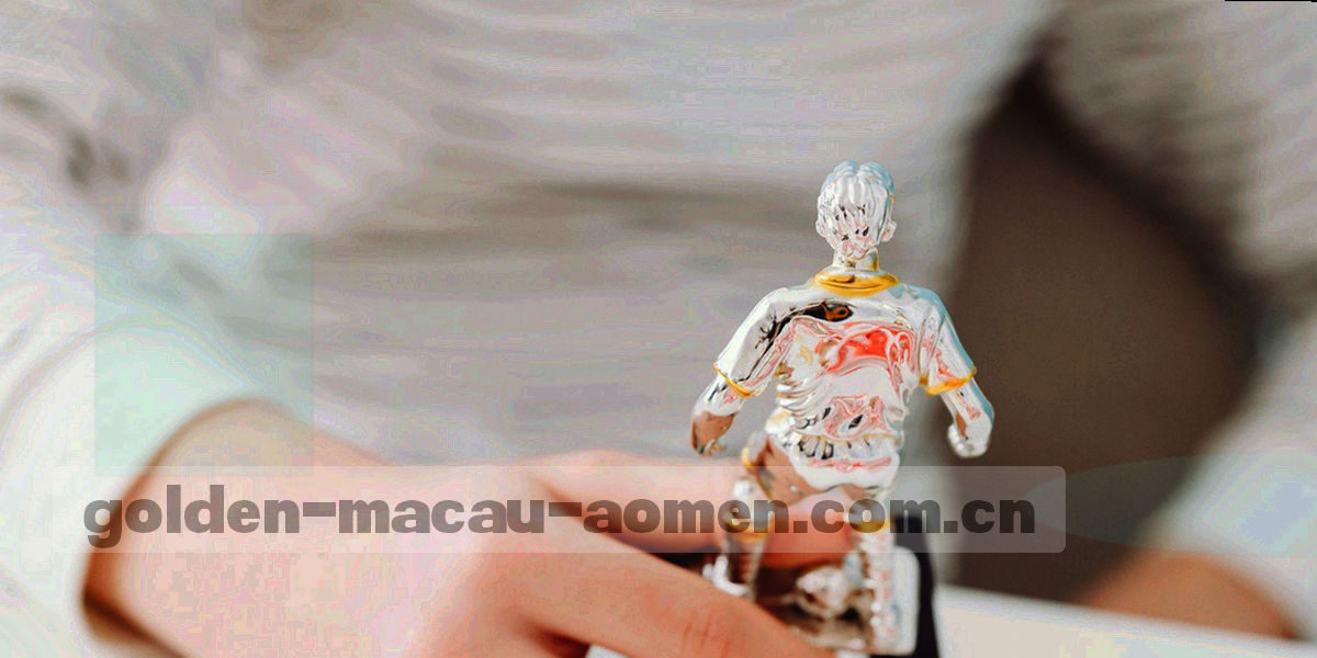 金属质感的文件格式图标横排，深底浅金描边